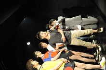 選手宣誓を行ったカラテカ入江。「卓球を通じて吉本と他の事務所の壁を壊したい」と彼なりの目標を掲げた。（写真提供：卓球王国）