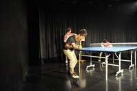 「何年目？ 俺14年目」とオレンジサンセット岡田にプレッシャーをかけるカラテカ入江。ペンダントや球にキスをするなど一流プレイヤーの真似事をするも何の効果も発揮せず1回戦敗退。（写真提供：卓球王国）