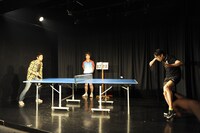 ラフな格好だが卓球経験者のダブルブッキング川元に対し、見た目や道具だけは完璧なギンナナ金成。川元はキレのあるサーブが冴えて快勝。（写真提供：卓球王国）