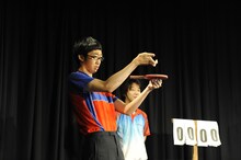 2年くらい月1回芸人仲間で卓球をやっているというラバーガール大水。アジア圏のオリンピック候補のような出で立ちで「サーッ！」と気合いを入れるも、サラリーマン姿の菊地に惜しくも敗れた。（写真提供：卓球王国）