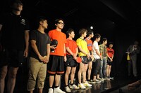 司会の菊地曰く「本格的な方から中国の方まで」ずらりと並んだ選手たち。当の菊地はスーツ姿で試合に臨み、会社帰りのサラリーマンを見事に体現した。（写真提供：卓球王国）