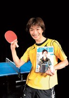 優勝のTHE GEESE高佐。赤いユニフォームが主流の中、上級者を思わせる黄色のユニフォームで颯爽と優勝をさらった。（写真提供：卓球王国）