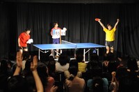 見事「芸能界卓球王決定戦」の頂点に立ったTHE GEESEの高佐。決勝は笑いなしの真剣勝負だったが、会場からは割れんばかりの拍手が送られた。（写真提供：卓球王国）