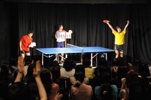 見事「芸能界卓球王決定戦」の頂点に立ったTHE GEESEの高佐。決勝は笑いなしの真剣勝負だったが、会場からは割れんばかりの拍手が送られた。（写真提供：卓球王国）
