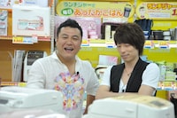 ロンドンブーツ1号2号淳（右）とともに最新家電を見て回るアンタッチャブル山崎（左）。(c)テレビ朝日