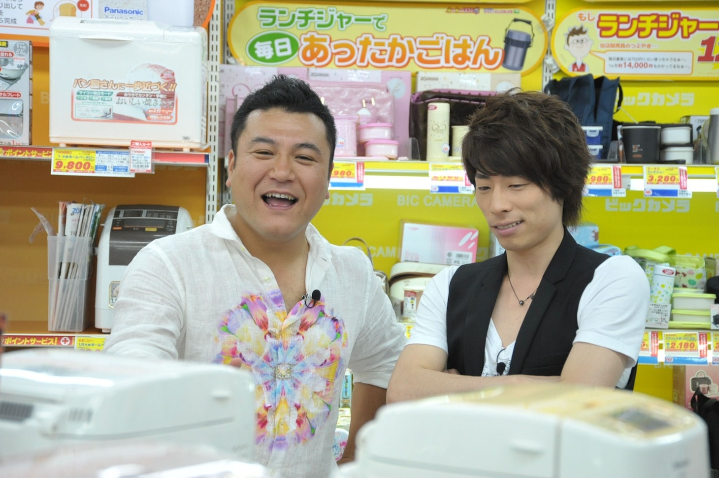 ロンドンブーツ1号2号淳（右）とともに最新家電を見て回るアンタッチャブル山崎（左）。(c)テレビ朝日