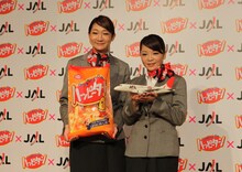 子どもの頃から大好きだったというハッピーターンをアピールする北陽。