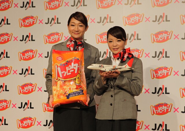 子どもの頃から大好きだったというハッピーターンをアピールする北陽。