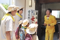 ナイツの捜索を受けるダンディ坂野。(c)テレビ東京