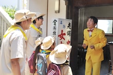 ナイツの捜索を受けるダンディ坂野。(c)テレビ東京