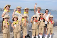 子供たちと2チームにわかれて対決する我が家、よゐこ濱口ら。(c)テレビ東京