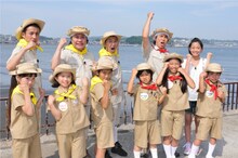 子供たちと2チームにわかれて対決する我が家、よゐこ濱口ら。(c)テレビ東京