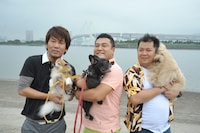 小型犬を抱くFUJIWARA藤本、アンタッチャブル山崎、ブラックマヨネーズ小杉（左から）。(c)テレビ朝日
