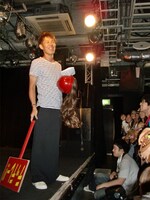 会場の観客にイタズラの説明をする大村。質問コーナーで質問する人を決めるなど用意周到だった。