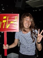 女装をして会場に潜む大村。