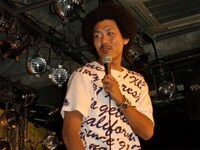 大村の遅刻を聞かされた藤田は1人で舞台へ。ツアーのエピソードを流暢に話すも、後に大村に「あの話は俺がよく取材でする話だ」とバラされた。