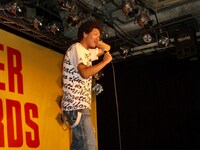 あらかじめ仕込まれていた質問で「渾身のギャグ」をリクエストされた藤田。「下ネタギャグしかない」と言い訳をしてから2つ披露したが、そのうちの1つは引退した先輩芸人・男子丼のネタだったことが大村によってバラされた。