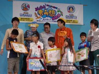 三郷市桜小学校生徒たちも自分で考えた魚を披露。