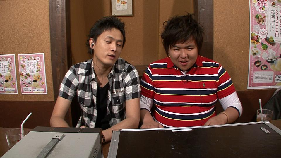別室でモデルたちのトークをモニタリングするミサイルマン。(c)KTV
