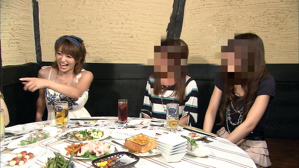 モデルたちにさまざまな質問をする眞鍋かをり。(c)KTV