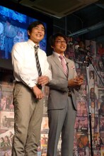 「カブト虫」をテーマにした漫才を披露したハマカーン。左が浜谷、右が神田。