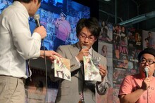 神田うのプロデュースのストッキングを手にするハマカーン神田。