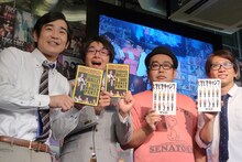 発売されたばかりのDVDをPRするハマカーン（左）とどきどきキャンプ（右）。