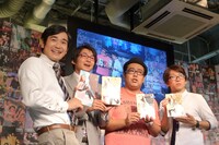 神田うのプロデュースのストッキングを手にする一同。