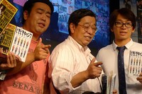 ジャック・バウアーのポーズを決める岸と岸の父親。