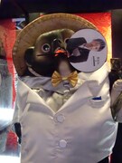 白スーツバージョンのタヌキは井本のうちわを口にくわえて来店客を歓迎。