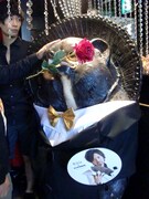 店内には、「道とん堀」のマスコットにもなっているタヌキがホストの衣装でお出迎え。黒スーツバージョンは、歓迎のバラと藤原のうちわを手にしている。