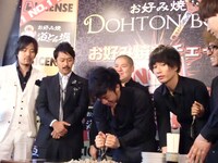 出来上がった“激デカ豚玉”を切り分けるチーモンチョーチュウ菊地。