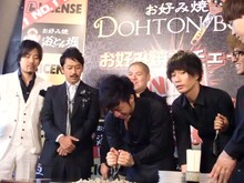 出来上がった“激デカ豚玉”を切り分けるチーモンチョーチュウ菊地。