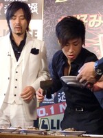 切り分けられたお好み焼きは会見に来場した記者に配られた。