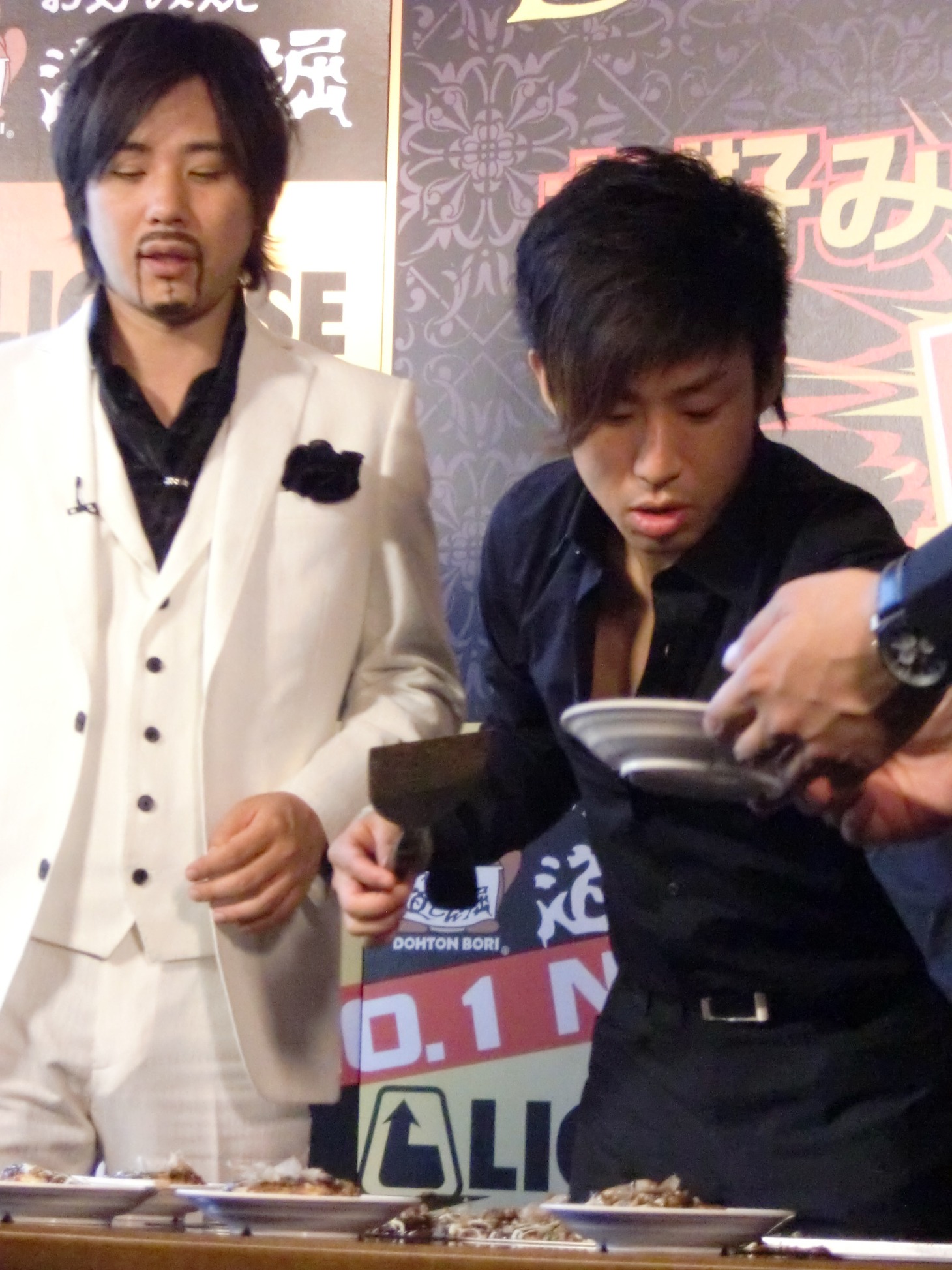 切り分けられたお好み焼きは会見に来場した記者に配られた。