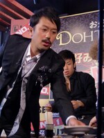 自ら記者にお好み焼きを配る井本。