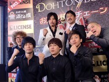 会見に出席したライセンス、三瓶、カナリア、チーモンチョーチュウ。