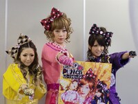 新曲「Punch したっていいんだよ」を発売するオンナラブリー。強さと可愛さが融合した曲と衣装に仕上がっている。