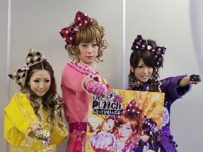 新曲「Punch したっていいんだよ」を発売するオンナラブリー。強さと可愛さが融合した曲と衣装に仕上がっている。