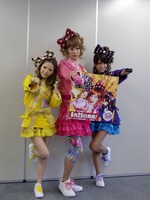 スタイリストと相談しして決めたというさとプーの衣装のポイントは、花柄がプリントされたマリンテイストのスパッツ。