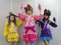 3人は、「ぜひ振付をマネして欲しい。3人でないとできない部分もあるので仲間を集めて」とコメント。写真は「Punch」のP・U・Nを表している。