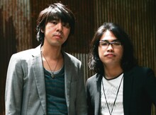 「ワタナベエンターテインメントライブ サマーフェスティバル2010」に登場するロッチ。2部と3部ではネプチューン堀内とスペシャルユニットを結成する。