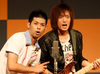 朝倉小松崎はエレキギターを使用し、効果音、CMソング、ドラマの主題歌などありとあらゆる音で観客を楽しませた。