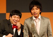 コンパスは「人助け」をテーマに女性にモテる秘訣を西本が熱演。格好いい男を演じるが、青空球児を真似た「ゲロゲーロ」に会場は爆笑。(c)中山ノリ