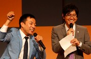司会を務めたナイツ。漫才協会理事の塙は出演者をイジったり、審査発表の前に「イェーイ、お前らノってるかーい！」とはしゃぐなど、自由なMCを展開し、土屋は懸命にフォローした。(c)中山ノリ