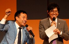 司会を務めたナイツ。漫才協会理事の塙は出演者をイジったり、審査発表の前に「イェーイ、お前らノってるかーい！」とはしゃぐなど、自由なMCを展開し、土屋は懸命にフォローした。(c)中山ノリ
