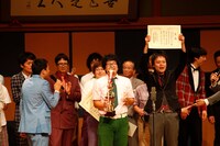 授賞式では、個性的な審査員陣の計らいで大盛り上がり。辛口な評価もあったが、一様に第1回から比べて今大会の出場者が多く注目されてきたことを喜び、お笑いの一層の発展を願った。(c)中山ノリ