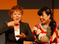 結成10年目になる姉妹コンビ・ニックス。オープニングで司会のナイツに「いつまで出るんですか」「ババァですよね」などイジられ放題だった。(c)中山ノリ