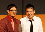 年の差20歳コンビの2世代ターボ。50歳の河崎が気になる最近のアイドル情報から健康問題の話題に年齢層の高い観客は大いに共感していた。(c)中山ノリ