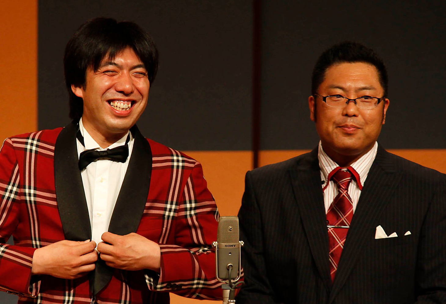 何かと“上手いこと”や“時代遅れの流行語”を挟み込むねづっちに、木曽は「こっちは朝からそれ見てるんだよ」とツっこむと、観客から笑いが沸き起こった。(c)中山ノリ